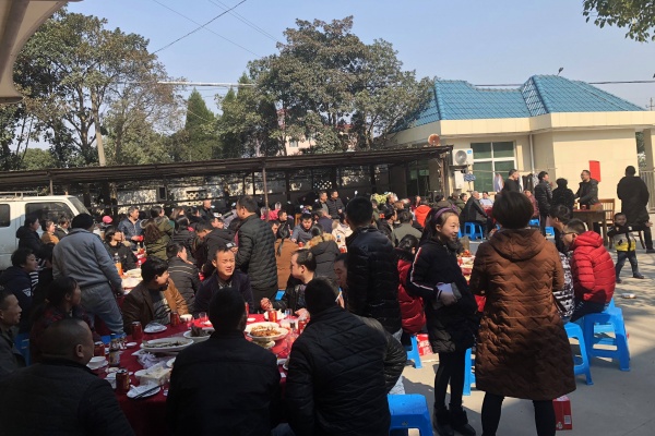 Cena de Nochevieja 2017 de TAIZHOU KINDEAL PAPER: organizada por el Sr. Gongliang Yu, con sorteo y excelentes recompensas para el personal