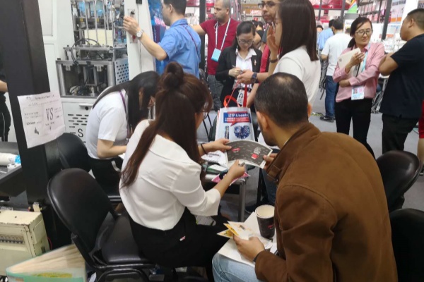 Logros destacados de TAIZHOU KINDEAL PAPER en la Feria de Cantón de Primavera de 2018 en China: experiencia profesional y pedido inmediato de rollos de vasos de papel